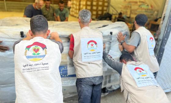 تقوم فرق جمعية بيت لاهيا للتنمية بإعداد الخيام للعائلات النازحة.